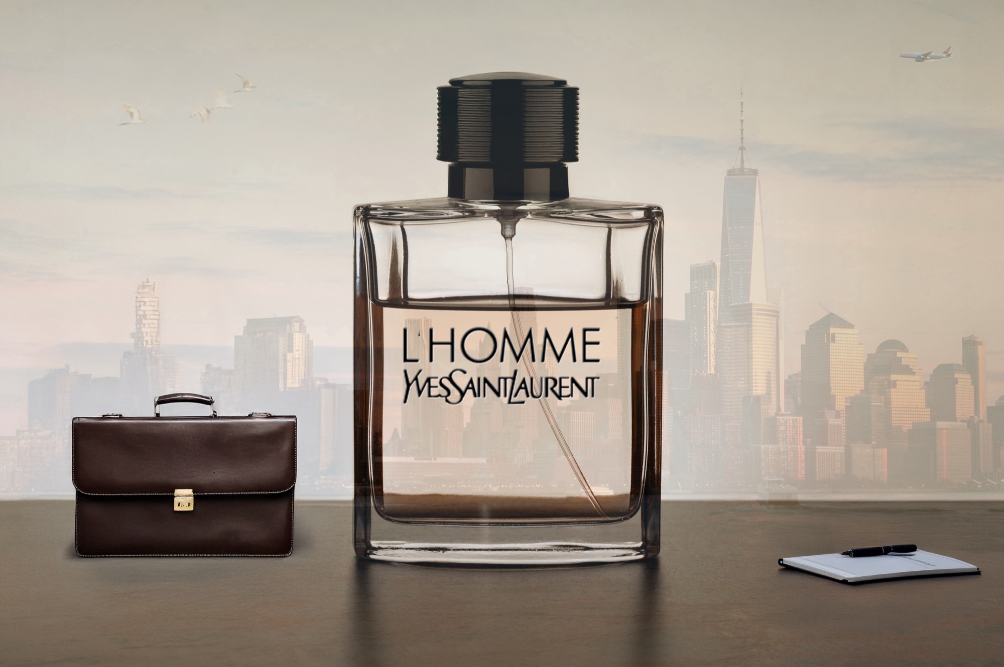 Affiche YSL L’Homme, flacon sur la skyline de Manhattan, décembre 2025